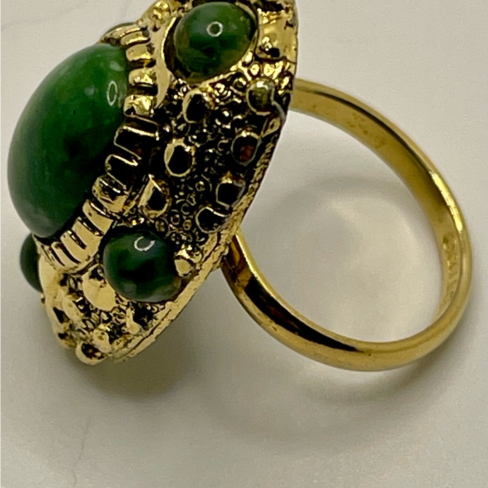 Elegant Green Stone Ring - Picture 4 of 13